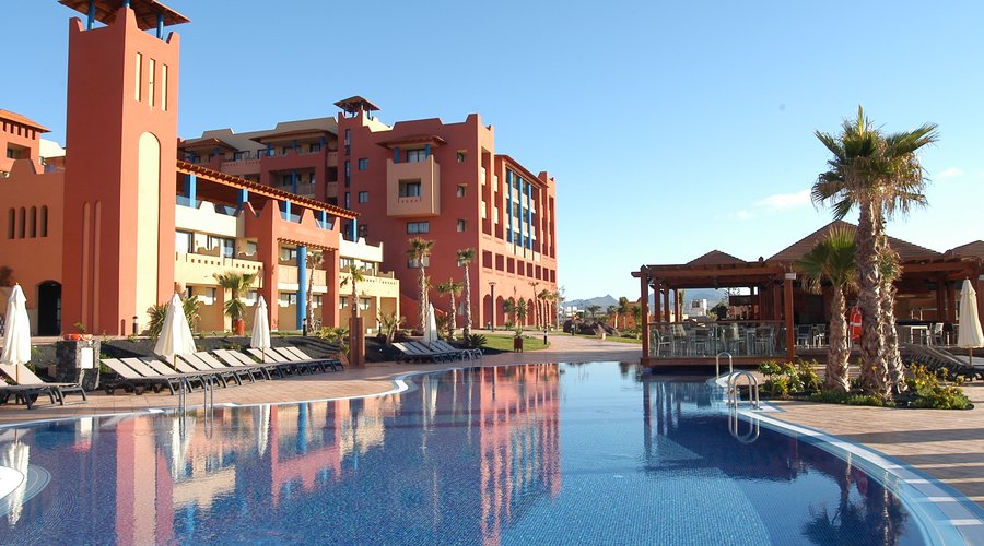 Vista del hotel, Bar "La Choza" y la piscina climatizada del hotel