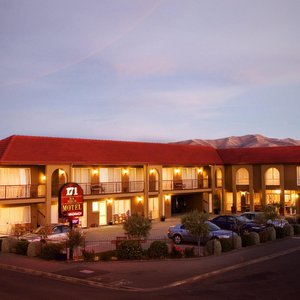 171 On High Motel in Blenheim, image may contain: Hotel, Resort, Car, Inn