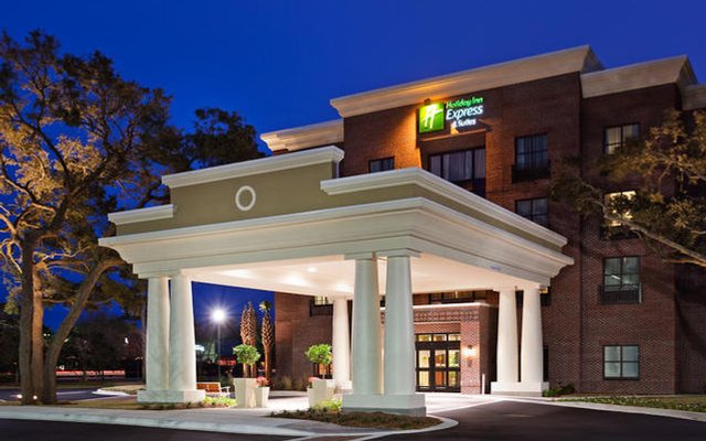 The award-winning, eco-friendly Holiday Inn Express & Suites