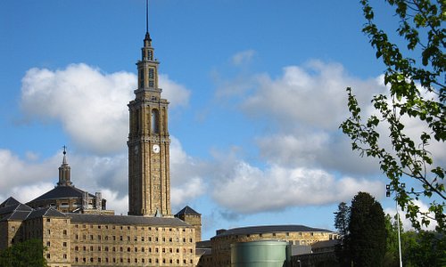 La torre preside el gran edificio