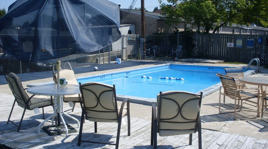 swimming pool at the budget host