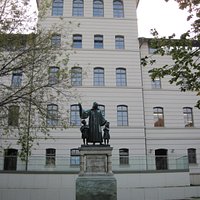 Francke-Denkmal, im Hintergrund das Haus der Generationen