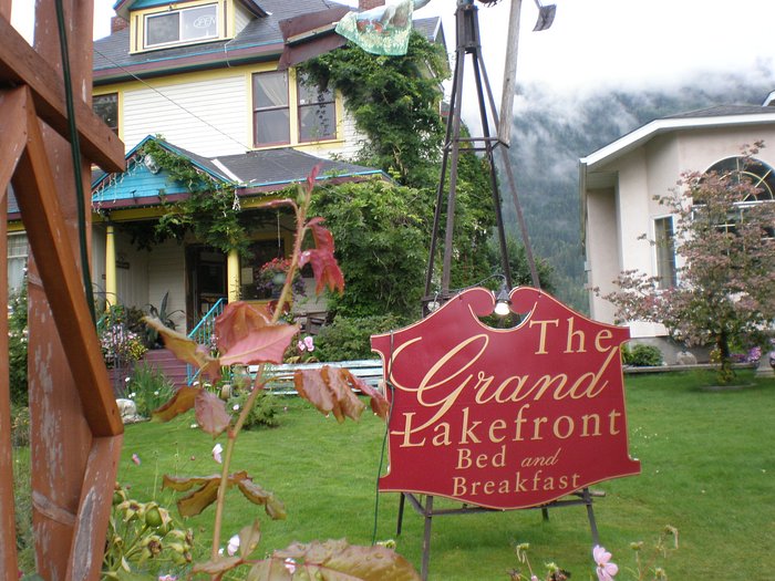 Grand Lakefront Bed And Breakfast British Columbia Canada