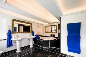 the en-suite bath room