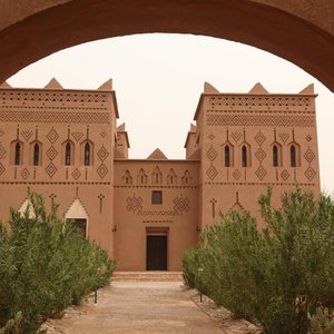 Hotel Kasbah Azalay in M'Hamid, image may contain: Resort, Hotel, Villa, Arch