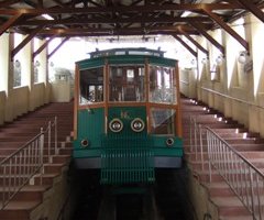 レトロタイプのケーブルカー
