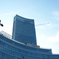 torre ed edifici bassi