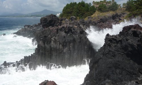 Big seas on the rocks.