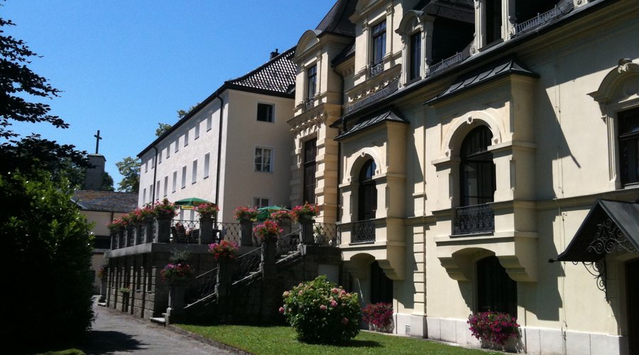 Das Haupgebäude von rechts betrachtet
