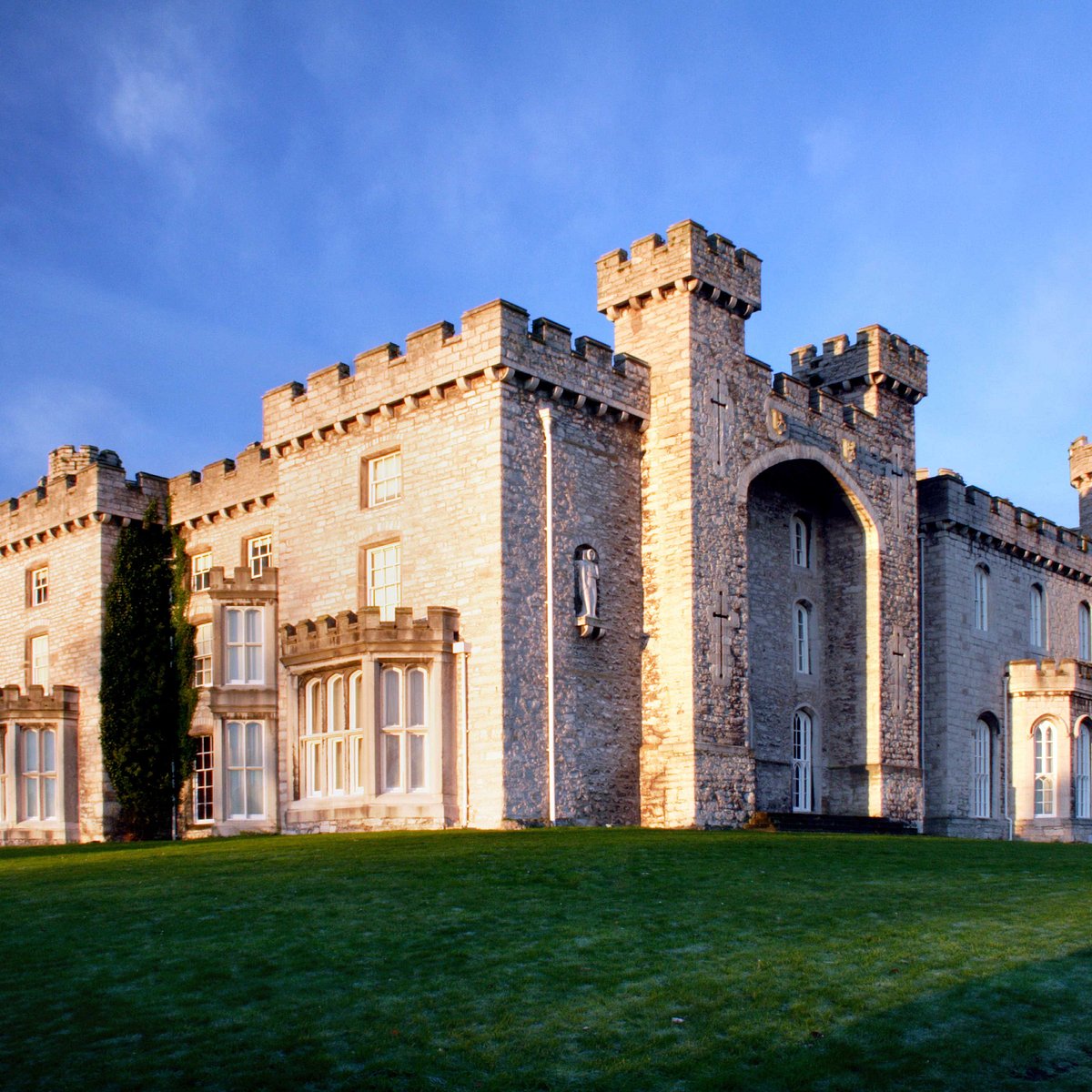 Отзывы castle park. Замок Боделвидан. Боделвидан. Bodelwyddan. Castle Front picture.