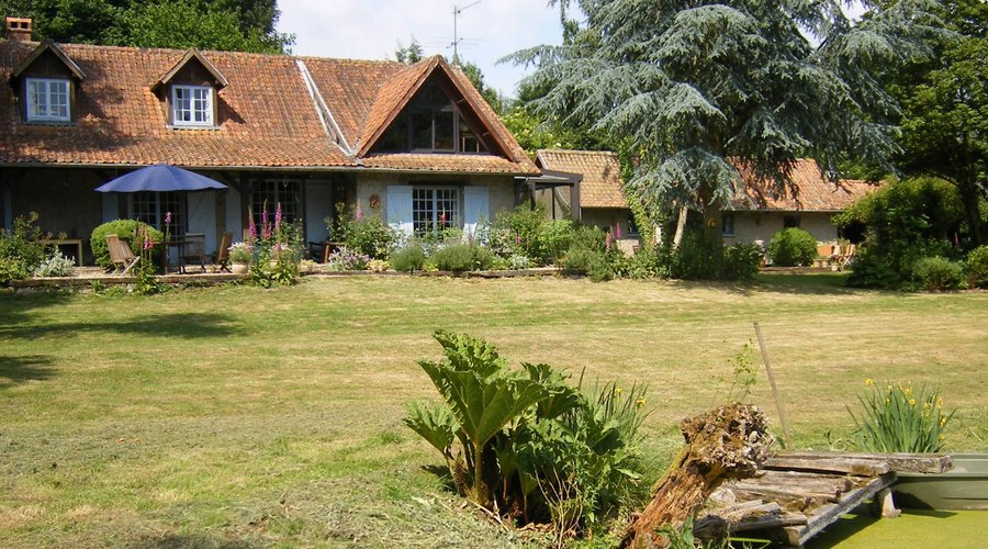 Confort et sérénité dans un jardin sauvage