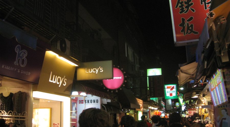 いつも賑わう楽しい夜市