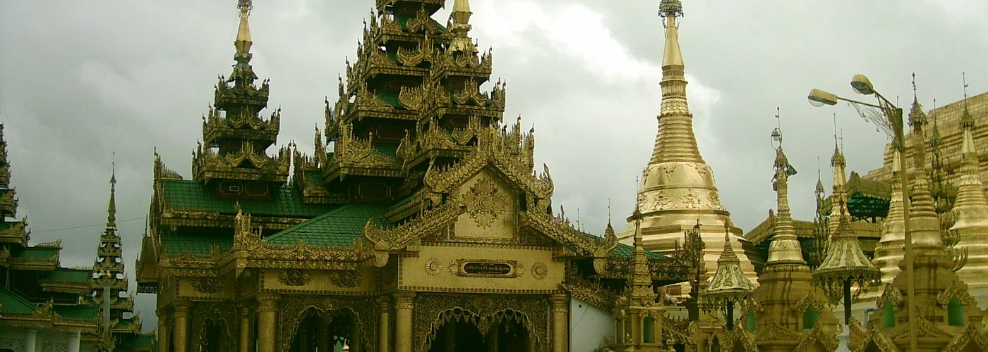 Blick auf die verschiedenen Tempel im Innenhof der Anlage