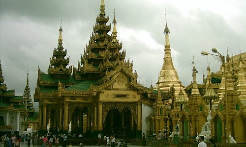 Blick auf die verschiedenen Tempel im Innenhof der Anlage