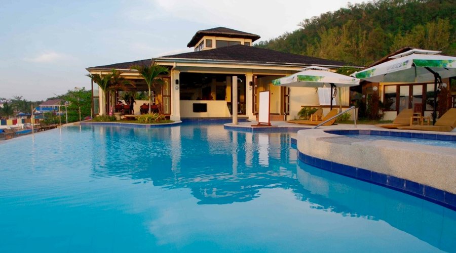 Kahuna infinity pool and the Kahuna Bar and Grill