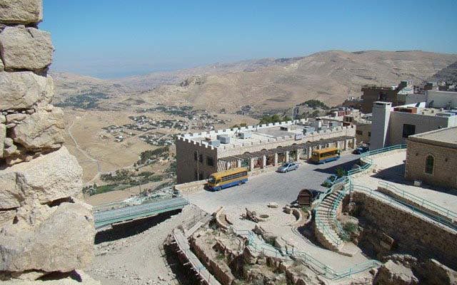 Il Kerak Resthouse visto dal castello