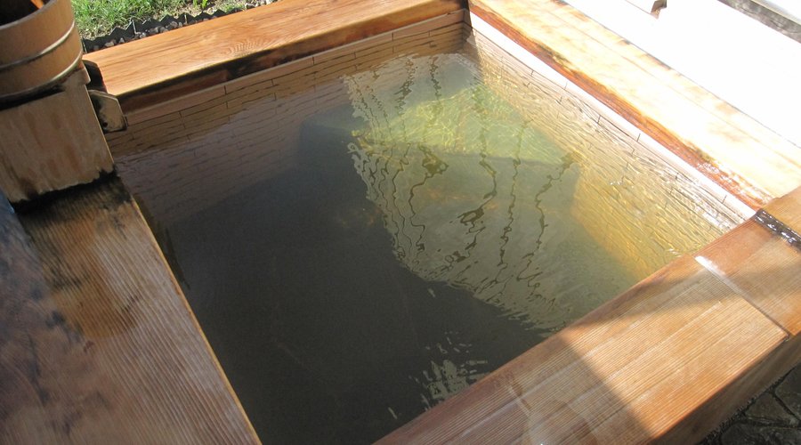 部屋の外にある客室露天風呂。源泉掛け流し！