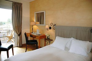 Hotel de L'Horloge in Avignon, image may contain: Chair, Furniture, Bed, Bedroom