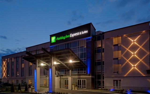 Main entrance at night / Façade principale le soir