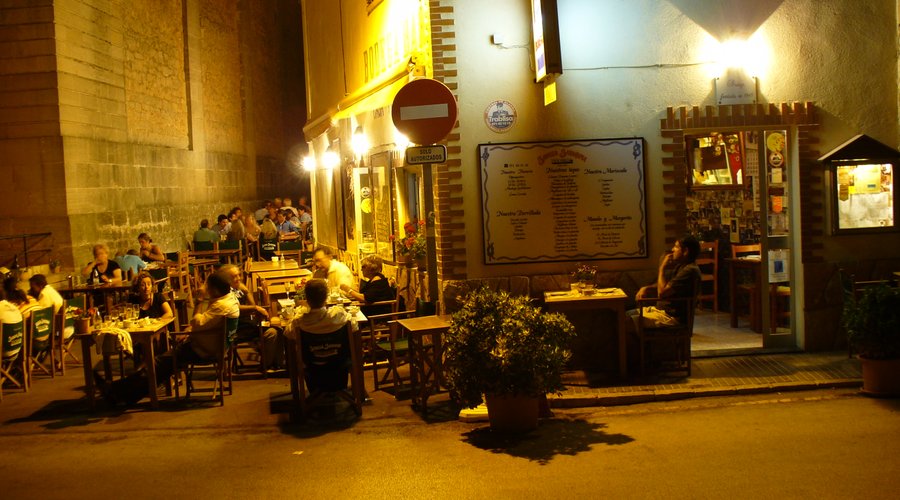 Casa Manolo alla sera con  tavolini all'aperto