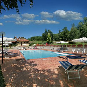 Immagine giardino esterno con piscina