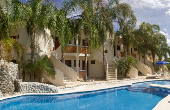 fachada principal Villas Coco Paraiso Isla Mujeres y piscina