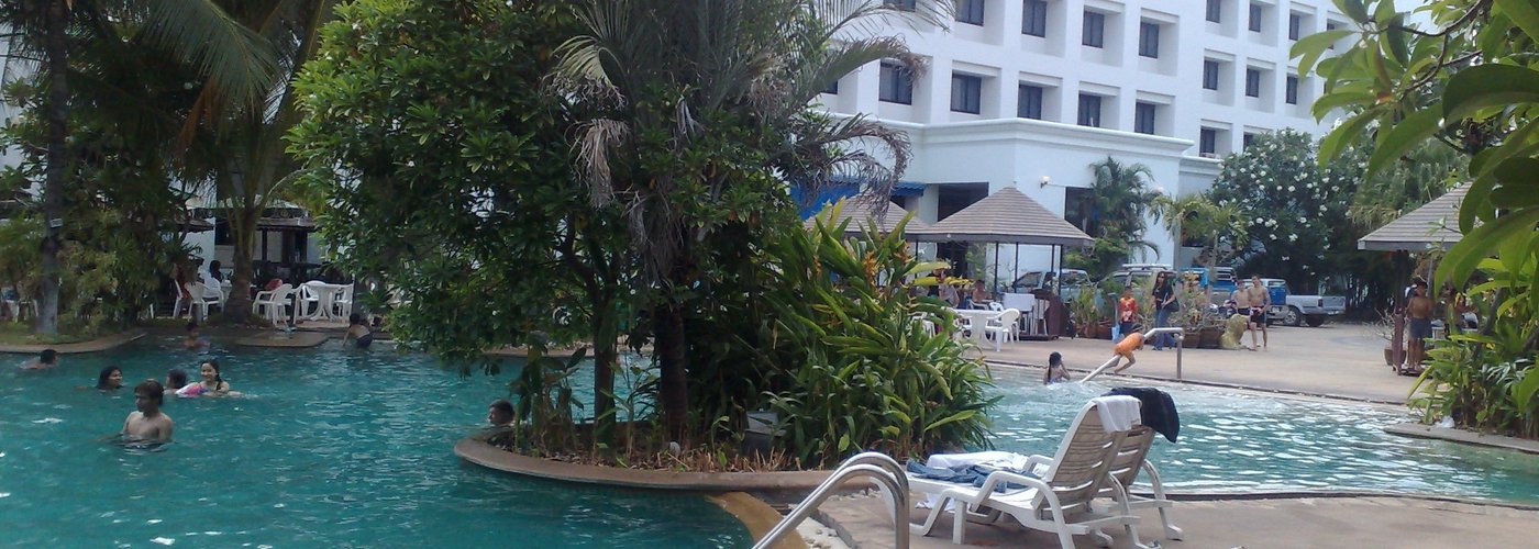 Une tres grande piscine vraiment superbe
