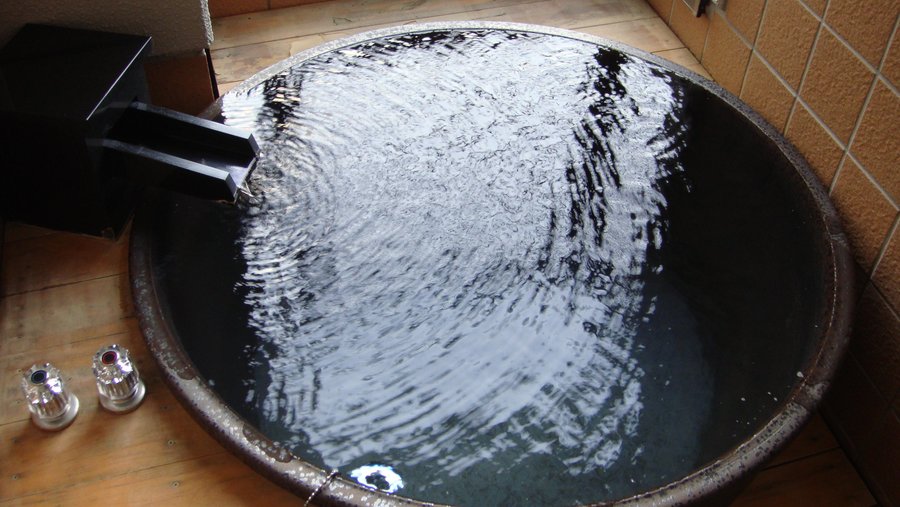 客室露天風呂は陶器つくりでバルコニーにある感じ