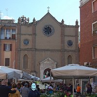 La Chiesa di San Biagio e il mercato rionale.