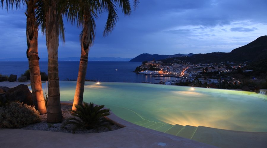 piscina di sera