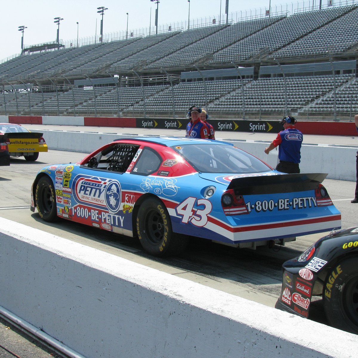 top 103+ Pictures richard petty driving experience cars Stunning