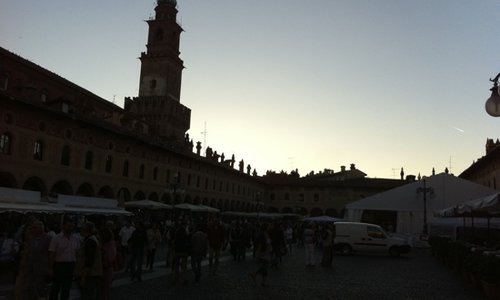 vista della torre del bramante nel castello sforzesco di Vigevano dalla piazza ducale
