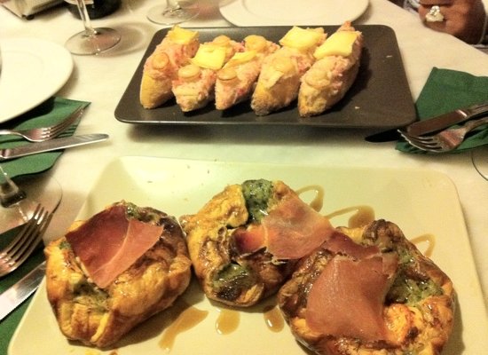 hojaldres y montaditos de cangrejo