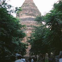 少し離れた場所からの寺院外観
