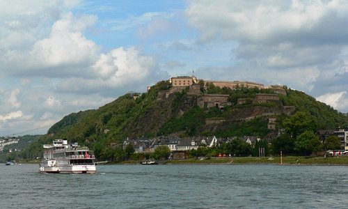Blick vom Rheinufer hinauf zur Festung. Links im Bild die Seilbahn.