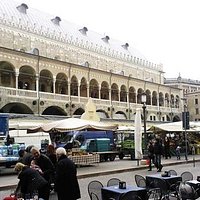 esterno visto da Piazza delle Erbe