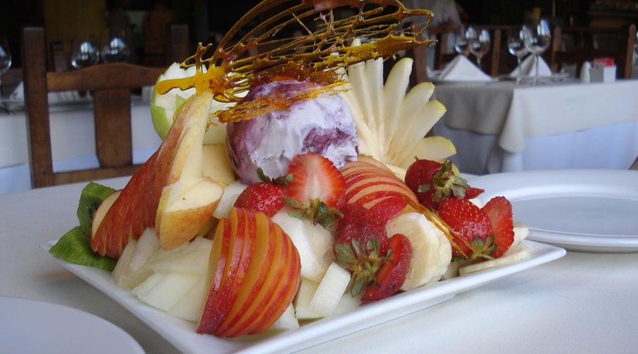 Plato de frutas con helado de calafate