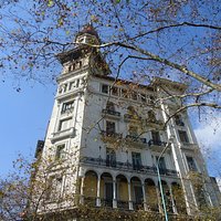 Arcos de medio punto ,balconada con herrería artística