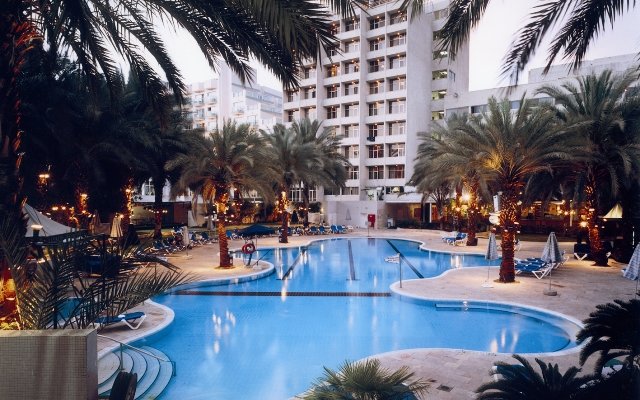 Hotel & Pool