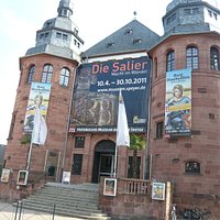 Historisches Museum der Pfalz in Speyer mit dem Riesenplakat zur Ausstellung "Die Salier"