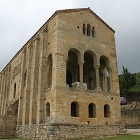 Vista del frontal de Santa Mª del Naranco