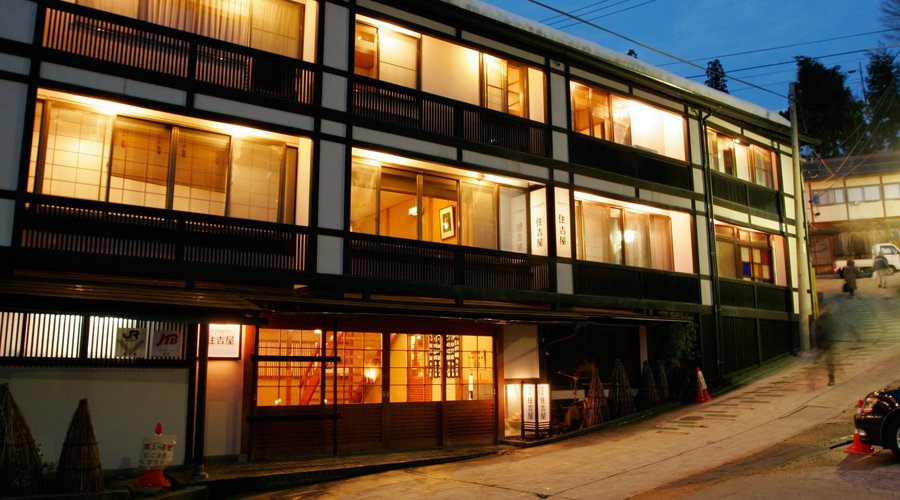 夕刻の住吉屋外観