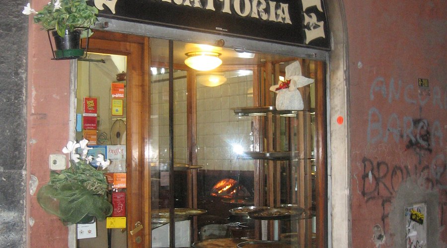 L'ingresso via dei Giustiniani