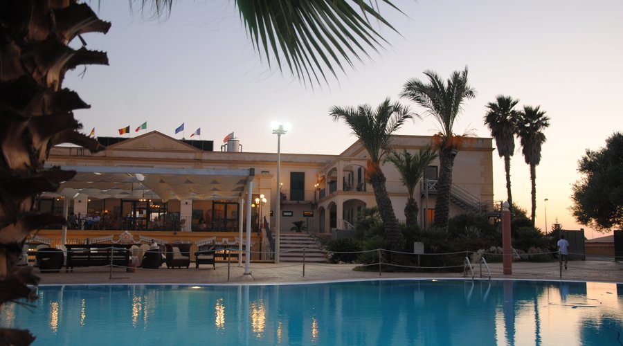 Piscina Centrale e terrazza Bar