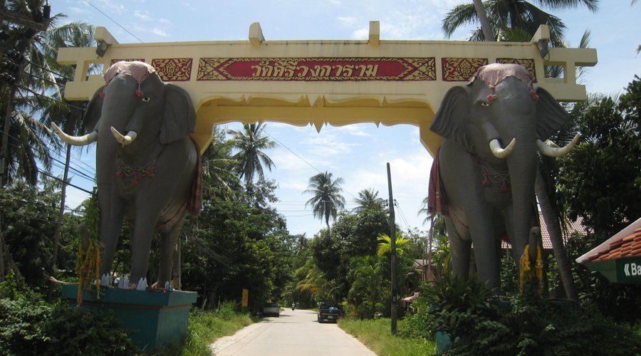 The front of the Elephant Gate marking the turn off from the main 4170 road