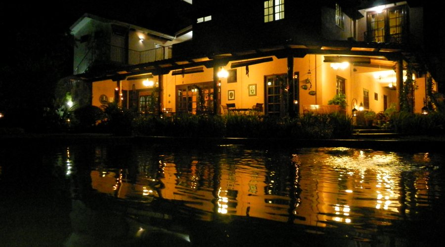 Vista trasera de noche