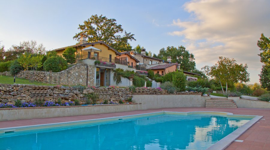 ''Il Tesoro'' Country inn e la sua piscina nel Giardino d'estate