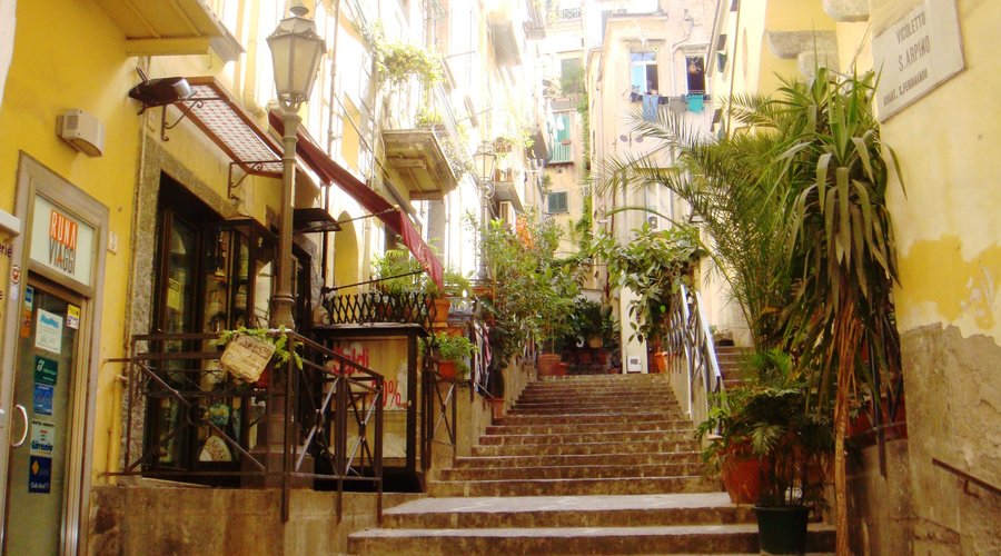 Un vicolo adiacente Via Chiaia