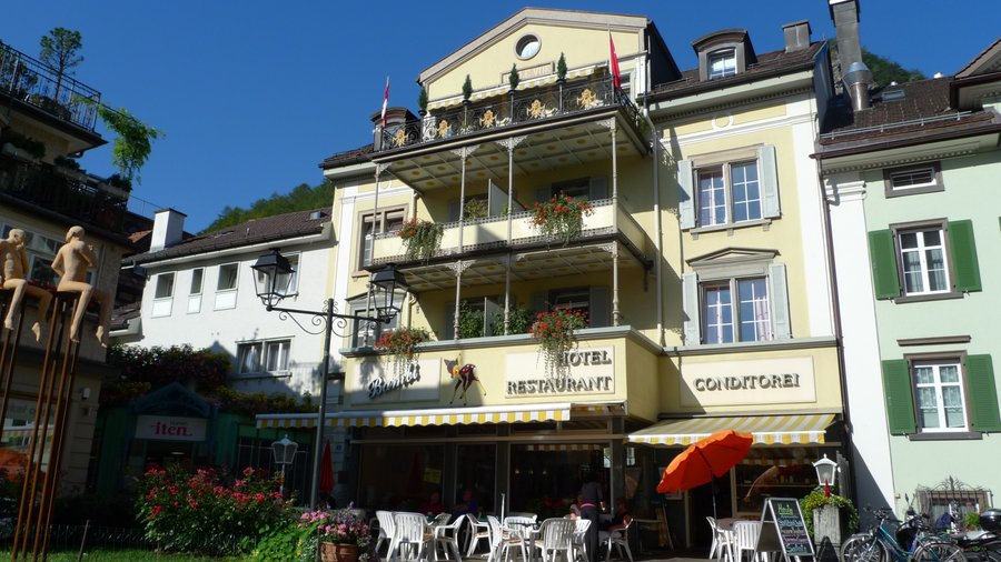 Hotelansicht mit Zimmerbalkonen