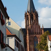 Kirche von der Stadt aus gesehen